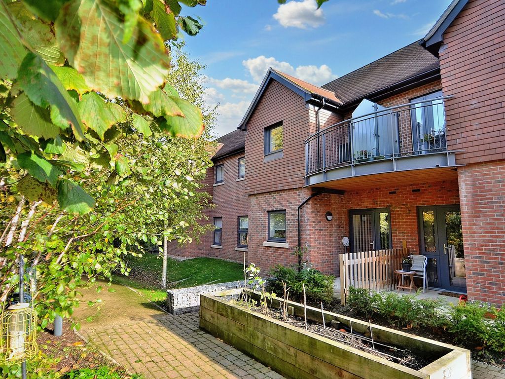 1 bed flat for sale in St. Giles Mews, Stony Stratford MK11, £300,000