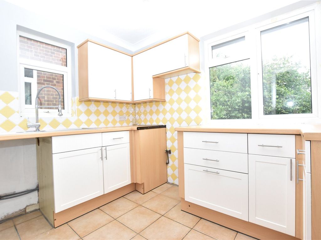 2 bed flat for sale in Lea Vale, Crayford, Kent DA1, £235,000