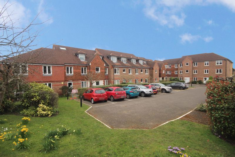 1 bed flat for sale in Linters Court, Redhill RH1, £125,000