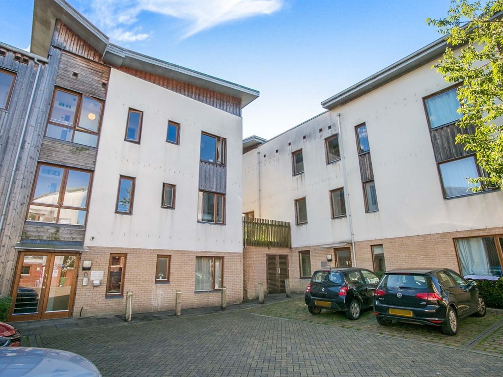 1 bed flat for sale in Great Mead, Chippenham SN15, £150,000