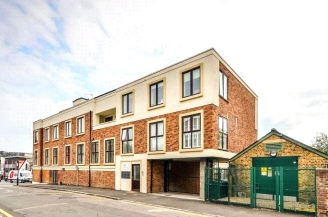 2 bed flat for sale in Suffolk Road, London SE25, £300,000