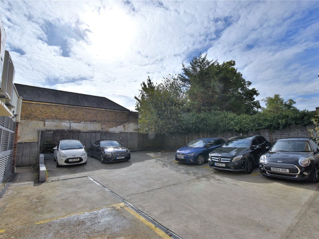 2 bed flat for sale in Suffolk Road, London SE25, £300,000