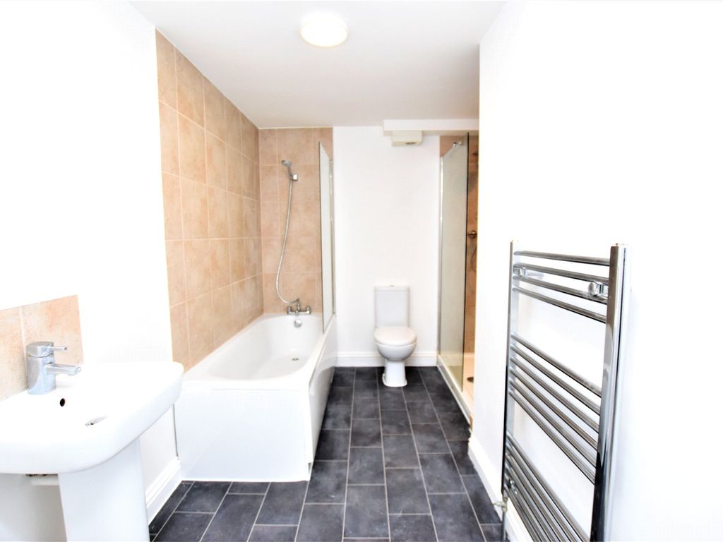 2 bed flat for sale in Suffolk Road, London SE25, £300,000