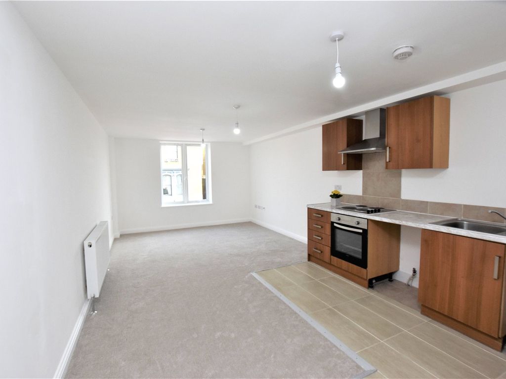 2 bed flat for sale in Suffolk Road, London SE25, £300,000
