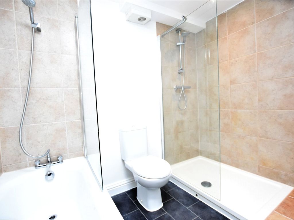 2 bed flat for sale in Suffolk Road, London SE25, £300,000