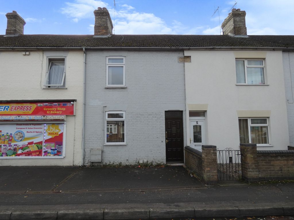 2 bed terraced house for sale in Mayors Walk, Peterborough PE3, £170,000