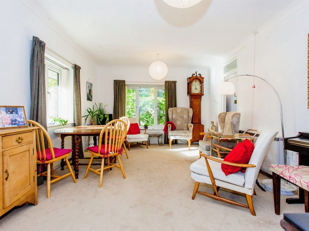 2 bed flat for sale in Cherry Hinton Road, Cambridge CB1, £200,000