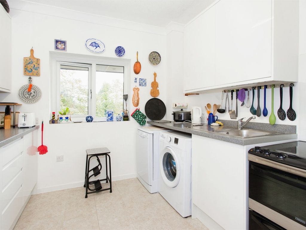 2 bed flat for sale in Cherry Hinton Road, Cambridge CB1, £200,000