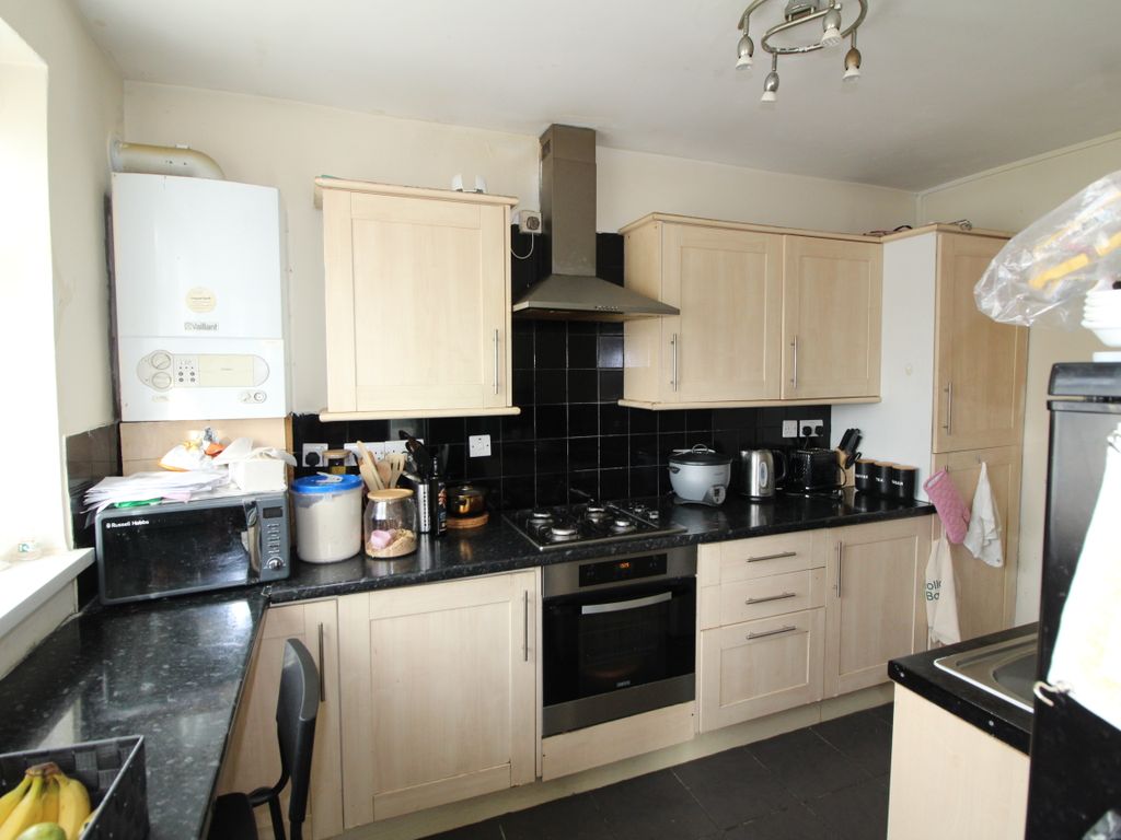 2 bed flat for sale in Ampleforth Road, Abbeywood SE2, £252,000