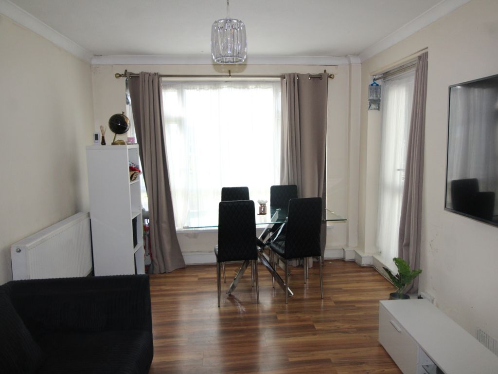 2 bed flat for sale in Ampleforth Road, Abbeywood SE2, £252,000