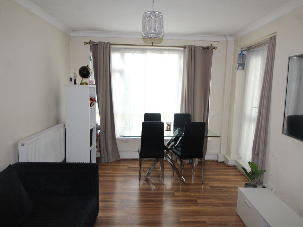 2 bed flat for sale in Ampleforth Road, Abbeywood SE2, £252,000