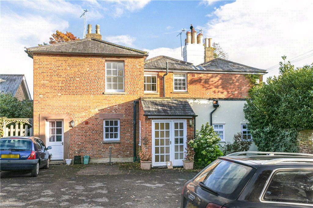 1 bed flat for sale in Middle Hill, Englefield Green, Surrey TW20, £220,000