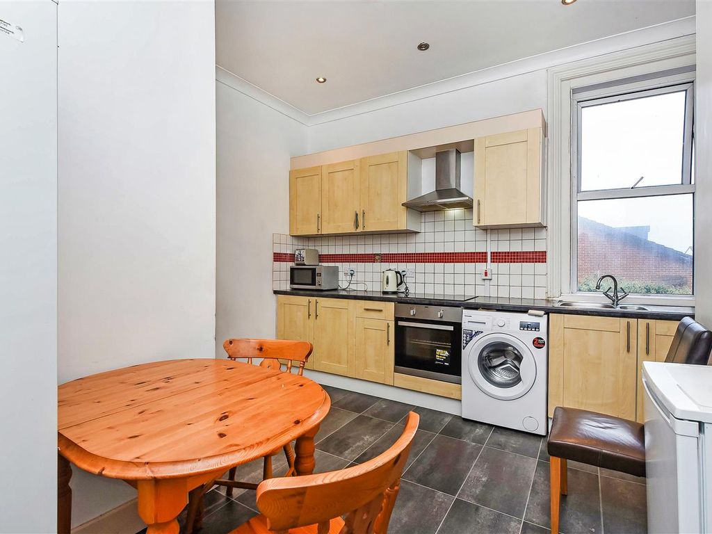 5 bed flat for sale in Kingston Road, Portsmouth PO2, £250,000