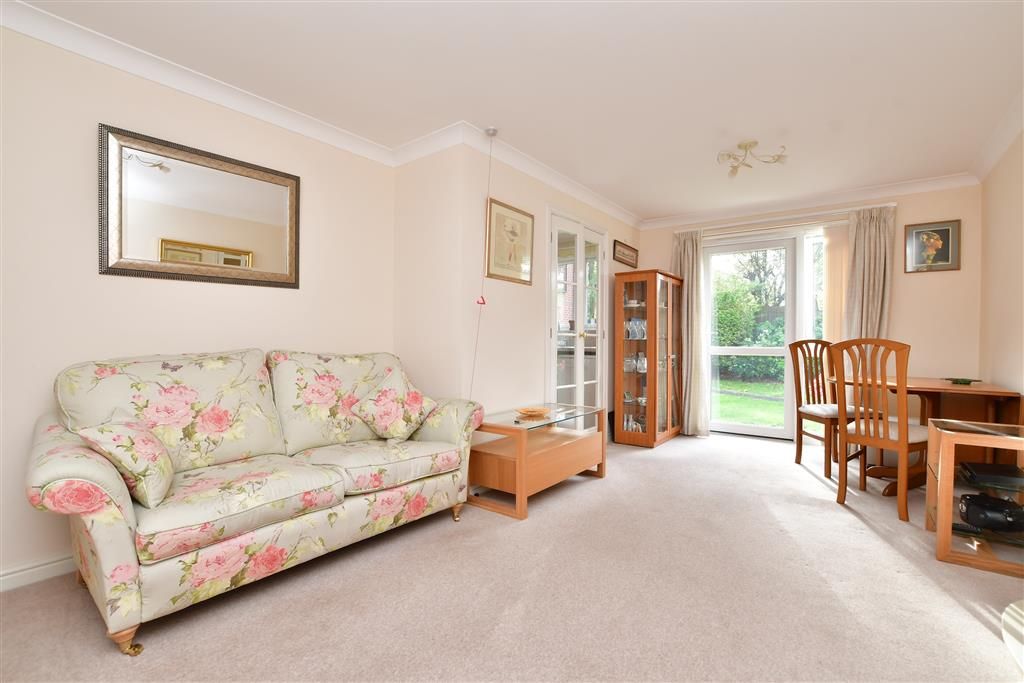 1 bed flat for sale in Massetts Road, Horley, Surrey RH6, £180,000