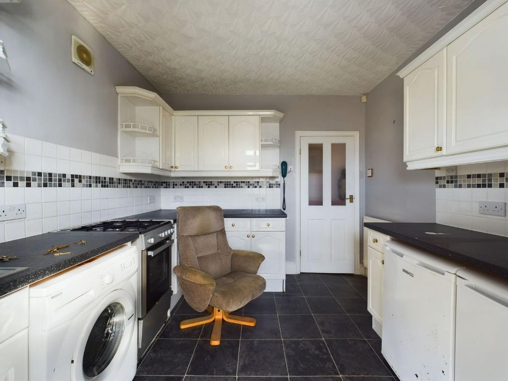2 bed flat for sale in Station Avenue, Filey YO14, £110,000