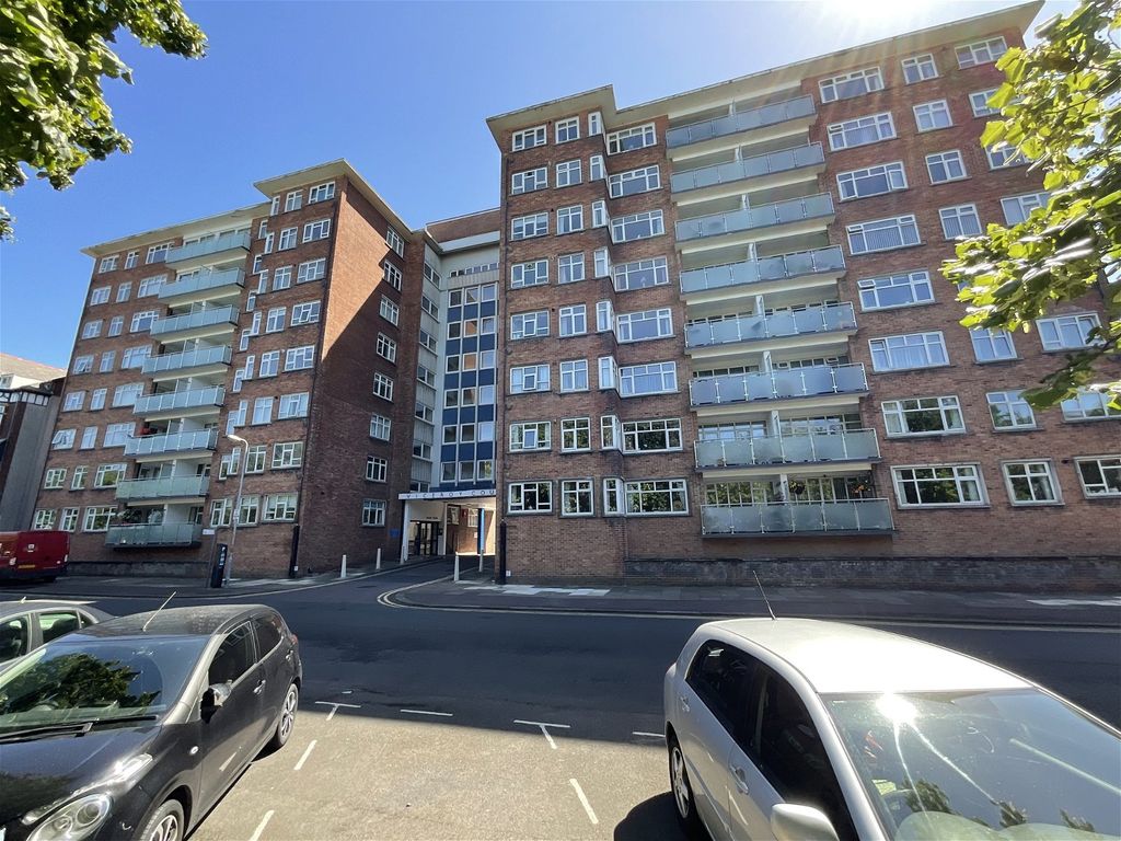 2 bed flat for sale in Lord Street, Southport PR8, £99,950