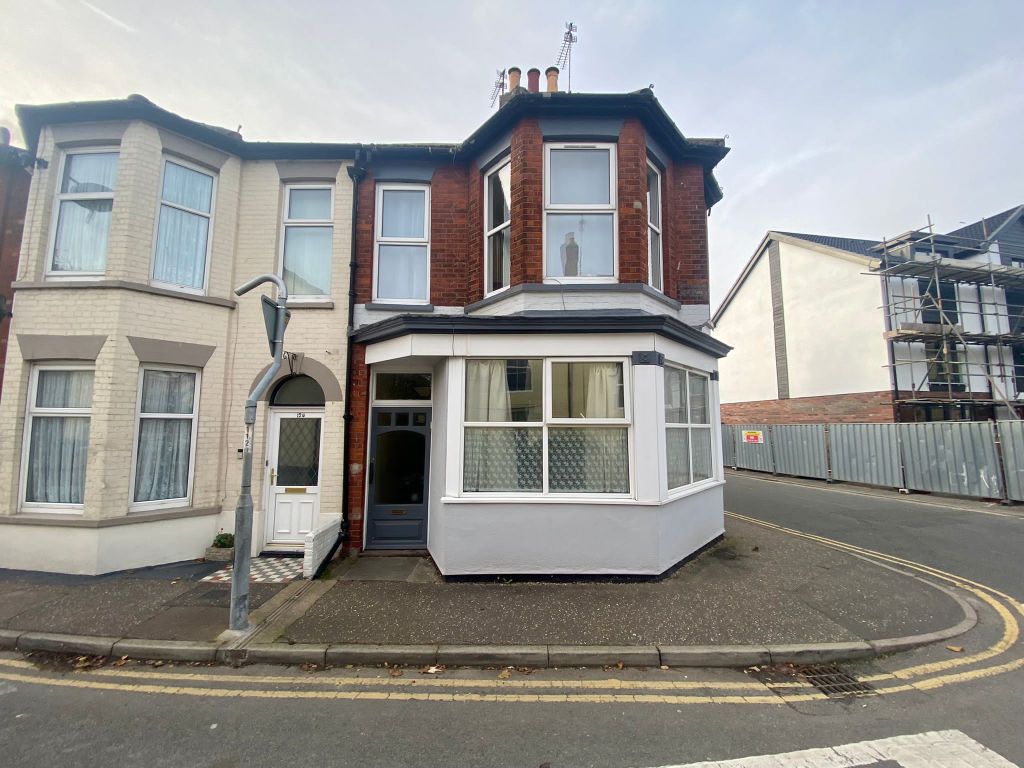 2 bed flat for sale in Albion Road, Great Yarmouth NR30, £160,000