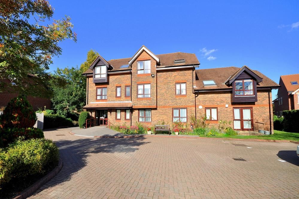 2 bed flat for sale in Androse Gardens, Ringwood BH24, £115,000