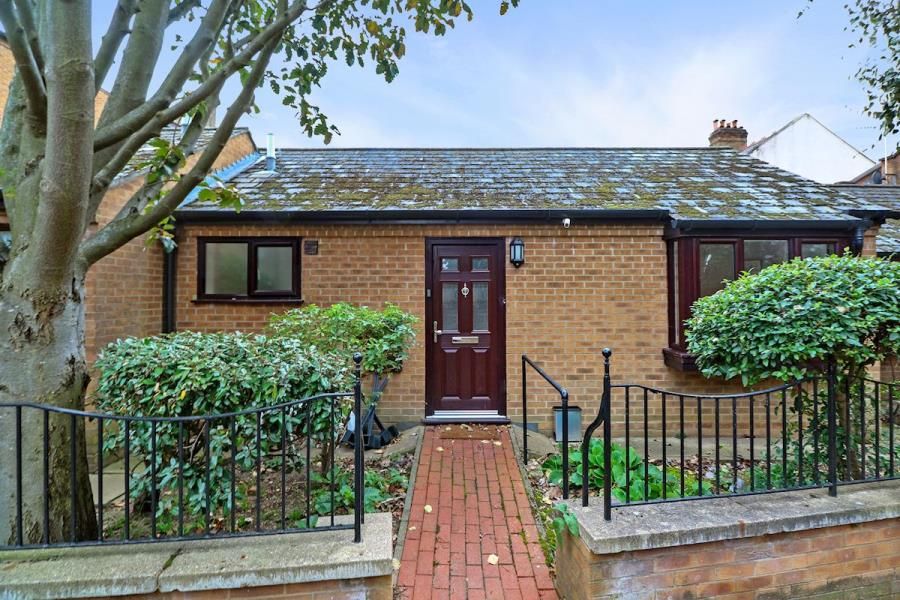 1 bed bungalow for sale in Oxford Road, London W5, £177,500