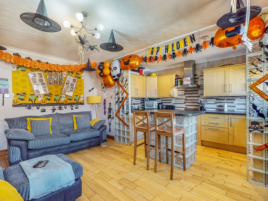 2 bed flat for sale in New Street, Kilmarnock KA1, £65,000