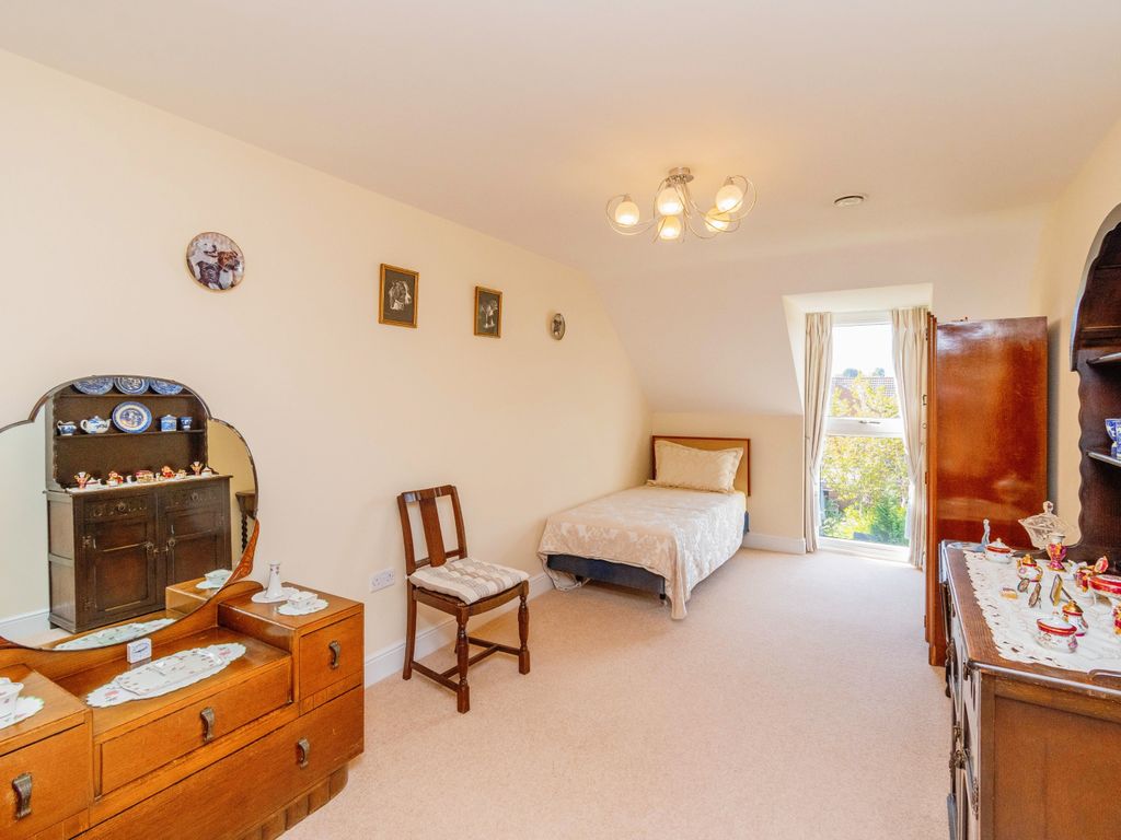 2 bed flat for sale in Penn Road, Wolverhampton WV4, £170,000