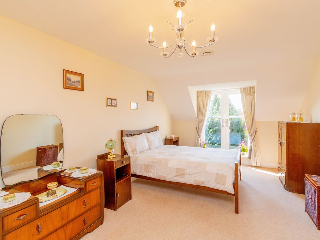 2 bed flat for sale in Penn Road, Wolverhampton WV4, £170,000