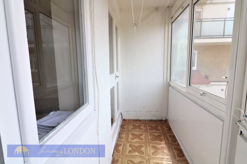 2 bed flat for sale in Weir Hall Road, London N17, £269,950