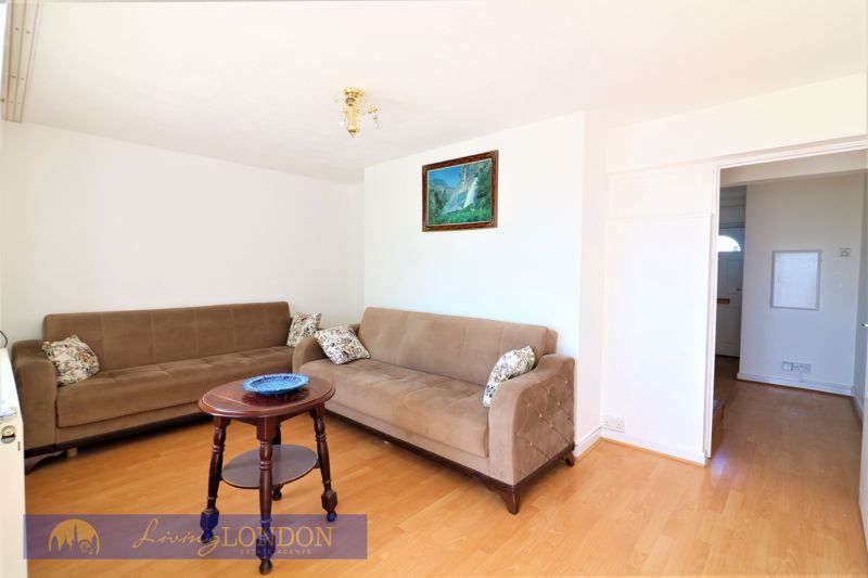 2 bed flat for sale in Weir Hall Road, London N17, £269,950