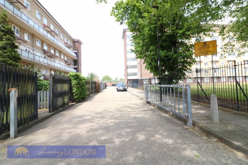 2 bed flat for sale in Weir Hall Road, London N17, £269,950