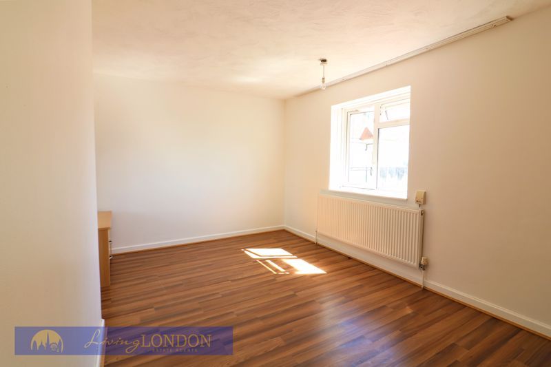 2 bed flat for sale in Weir Hall Road, London N17, £269,950