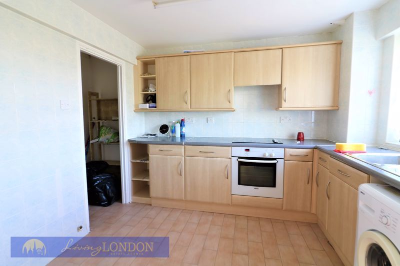 2 bed flat for sale in Weir Hall Road, London N17, £269,950