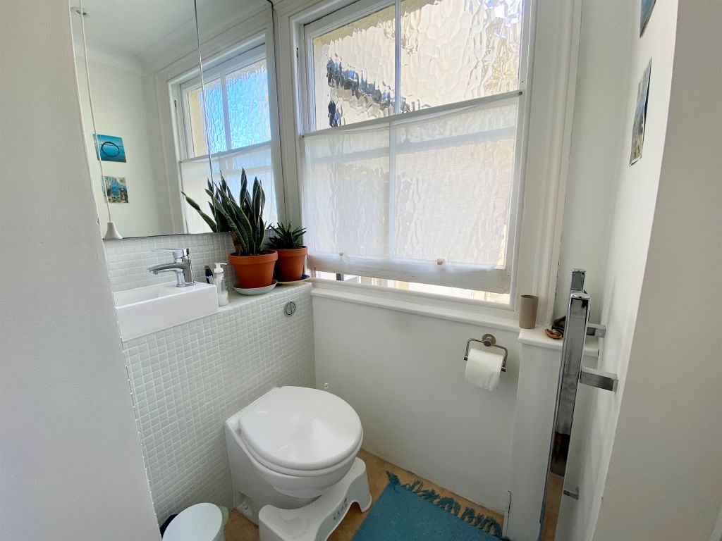1 bed flat for sale in Brunswick Place, Hove BN3, £200,000