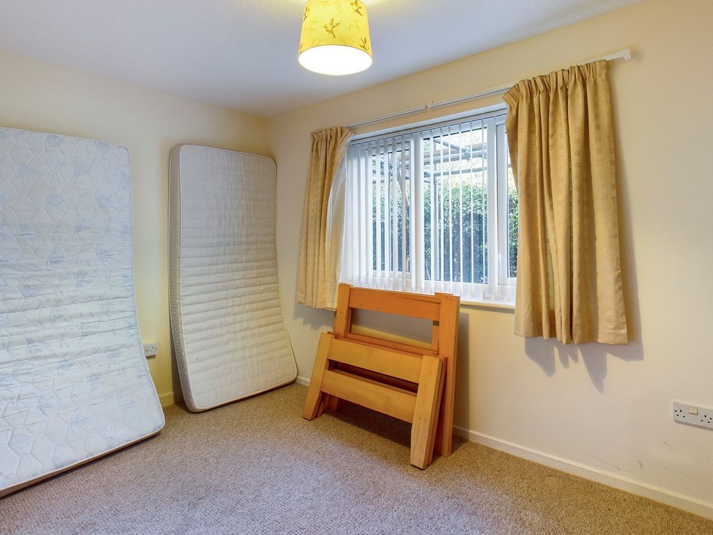 2 bed flat for sale in Cherry Hinton Road, Cambridge CB1, £220,000