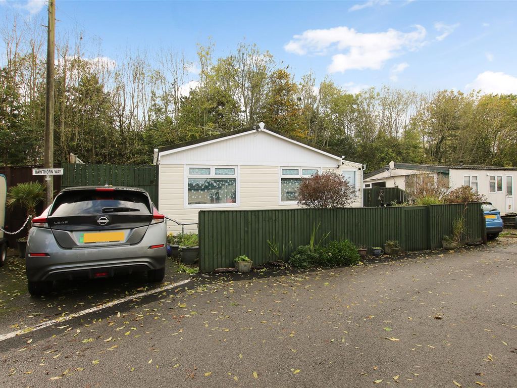 2 bed mobile/park home for sale in Cranbourne Hall Park, Winkfield, Windsor SL4, £125,000