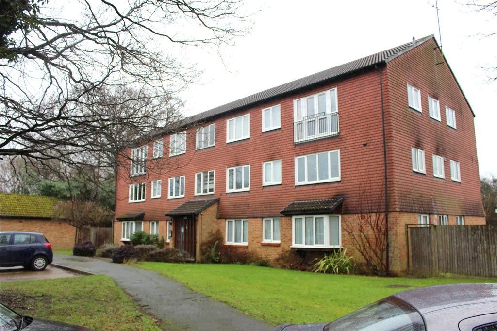 2 bed flat for sale in Hallington Close, Horsell, Woking GU21, £245,000