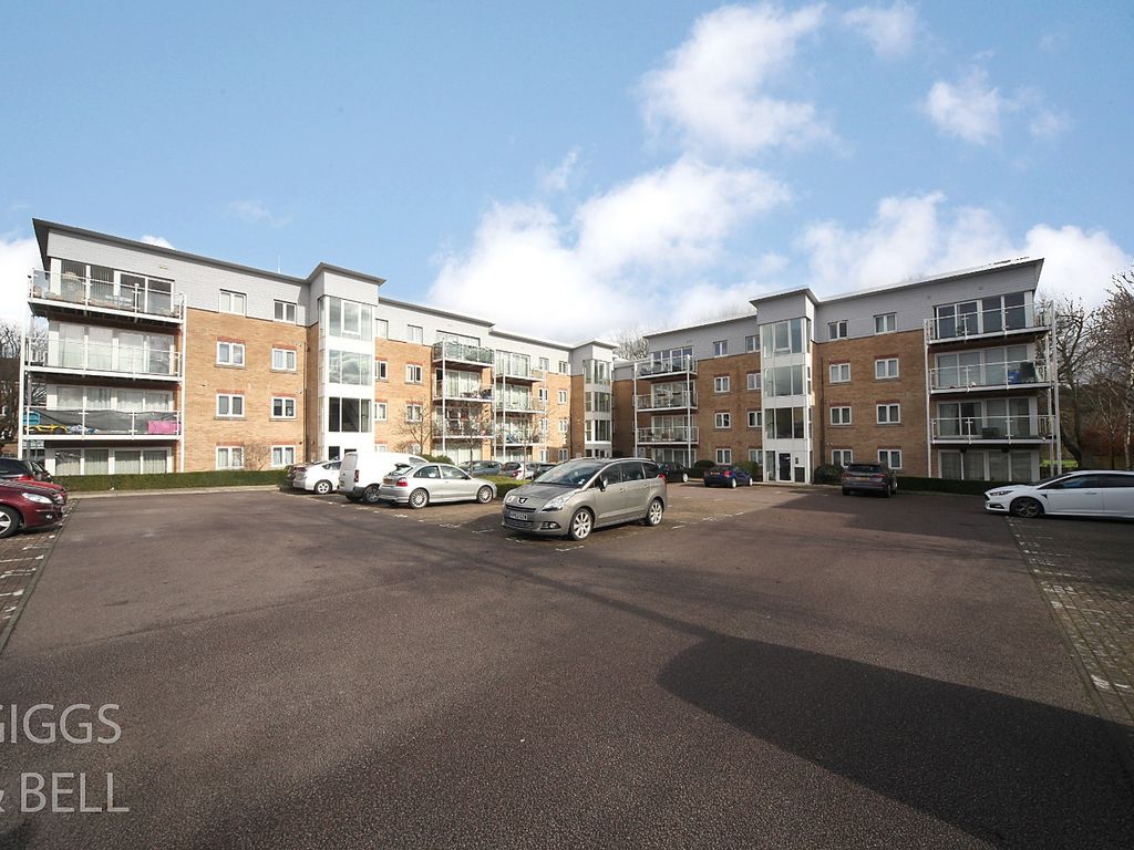 2 bed flat for sale in Primrose Close, Luton, Bedfordshire LU3, £200,000