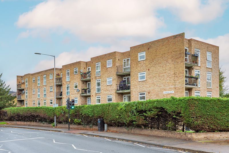 2 bed flat for sale in Cheam Road, Sutton SM1, £290,000