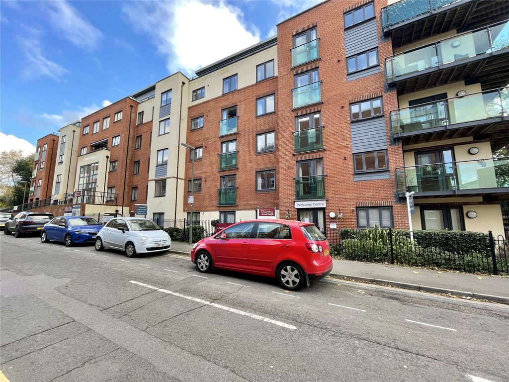 1 bed flat for sale in Camberley, Surrey GU15, £225,000
