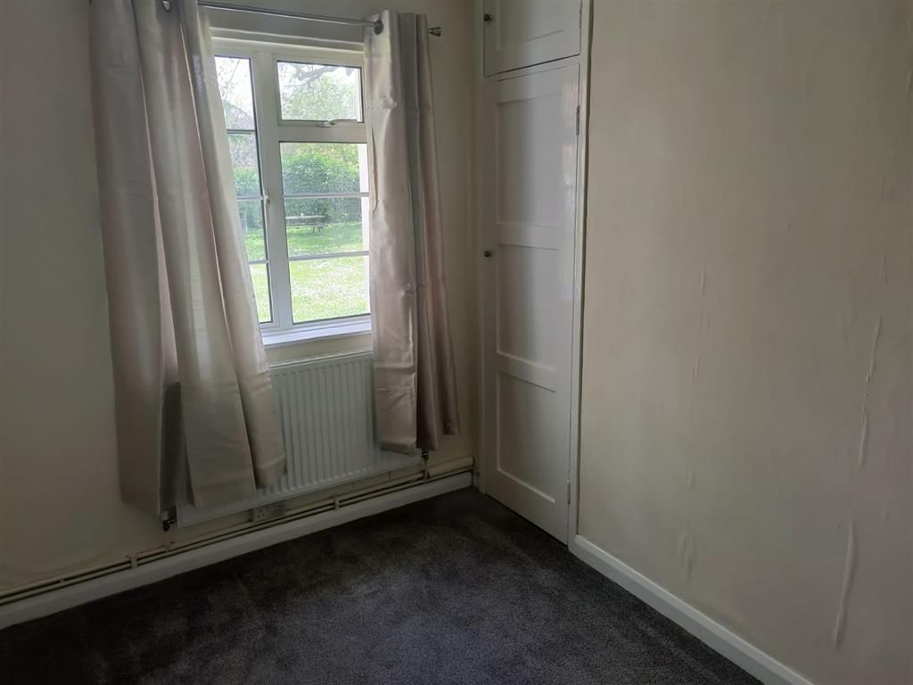 2 bed flat for sale in Acre Lane, Wallington, Surrey SM6, £225,000