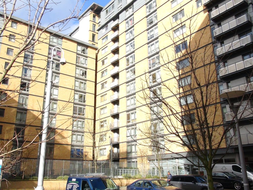 1 bed flat for sale in Victoria Road, North Acton, London W3, £274,000