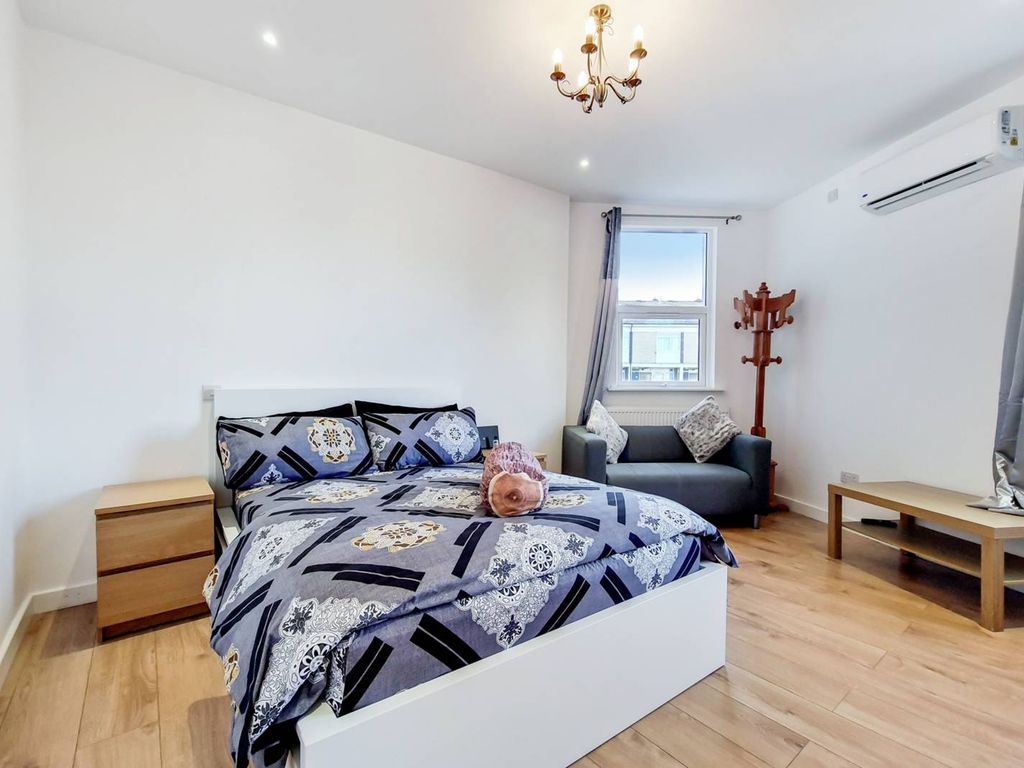 1 bed flat for sale in Coldharbour Lane, Camberwell, London SE5, £275,000