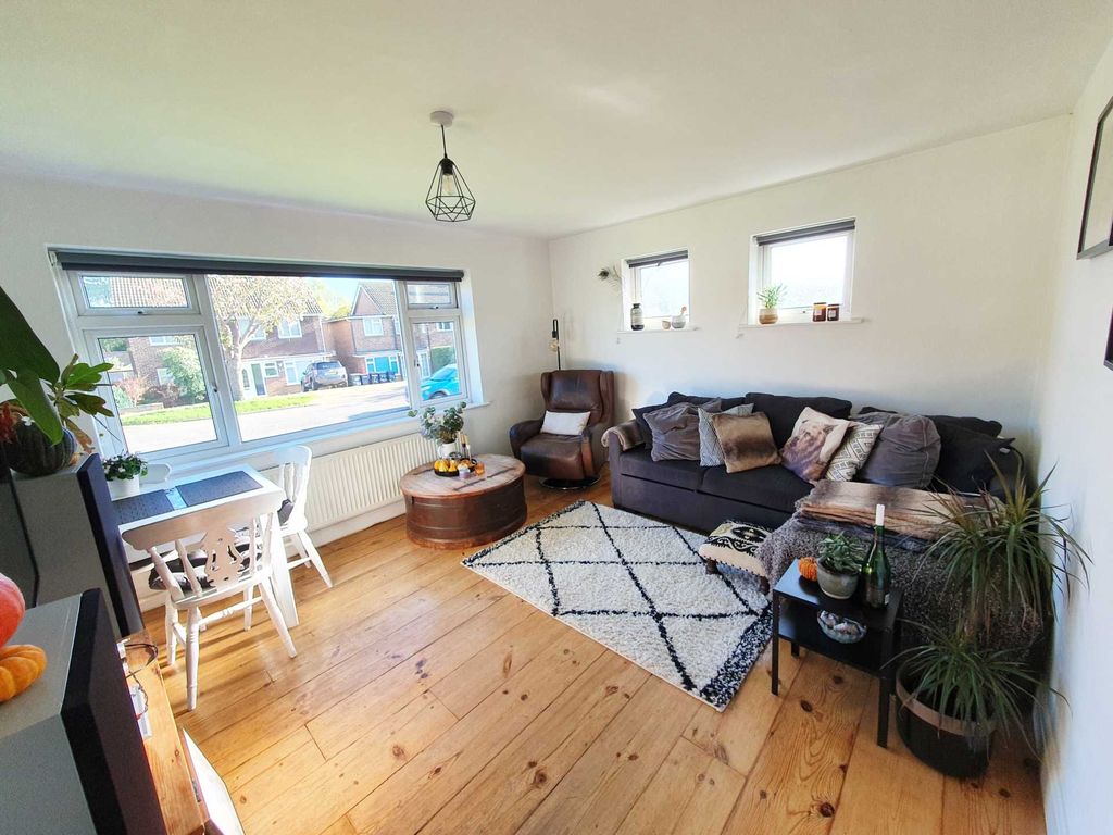 2 bed flat for sale in Beaconsfield Road, Canterbury CT2, £220,000