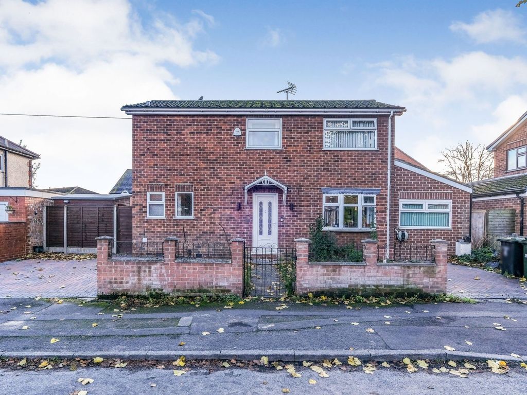 3 bed detached house for sale in Manor Crescent, Carlton NG4, £250,000