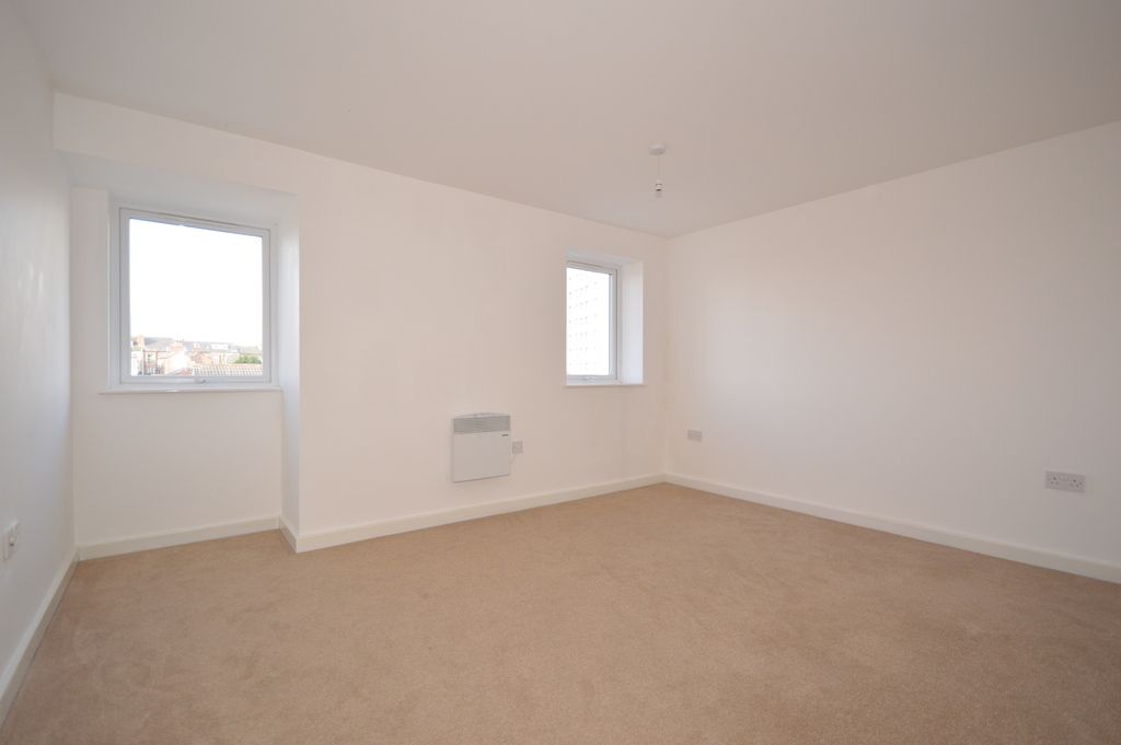 2 bed flat for sale in Queen Street, Liverpool L22, £125,000