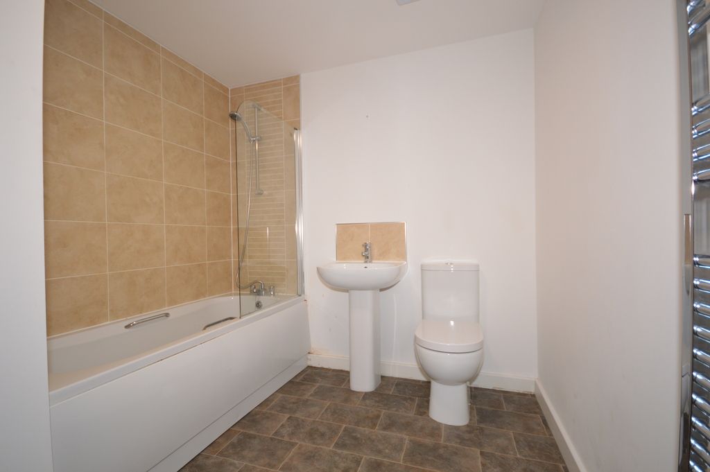 2 bed flat for sale in Queen Street, Liverpool L22, £125,000