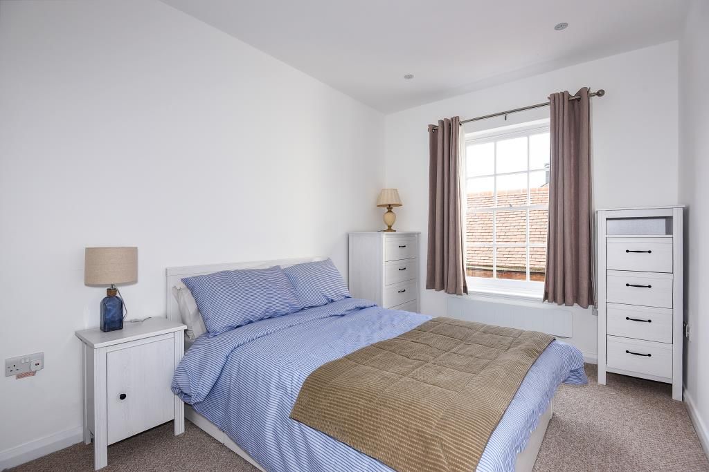 2 bed flat for sale in Newbury, Berkshire RG14, £235,000
