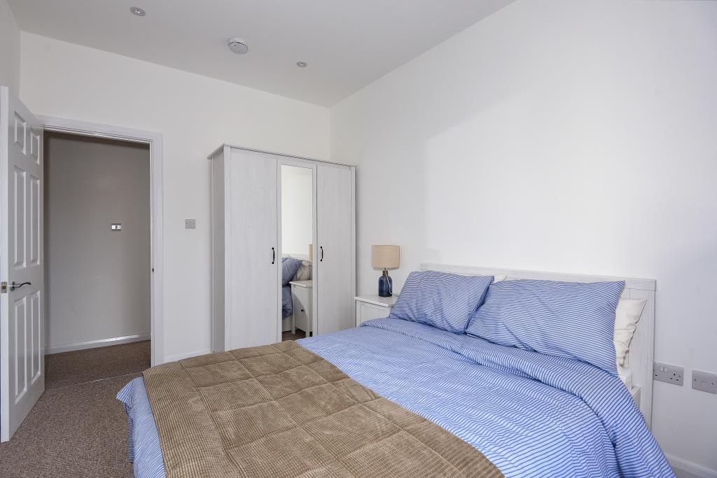 2 bed flat for sale in Newbury, Berkshire RG14, £235,000