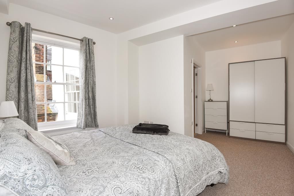 2 bed flat for sale in Newbury, Berkshire RG14, £235,000