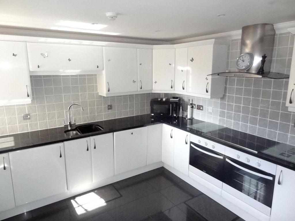 3 bed flat for sale in Sea Road, Boscombe, Bournemouth BH5, £320,000