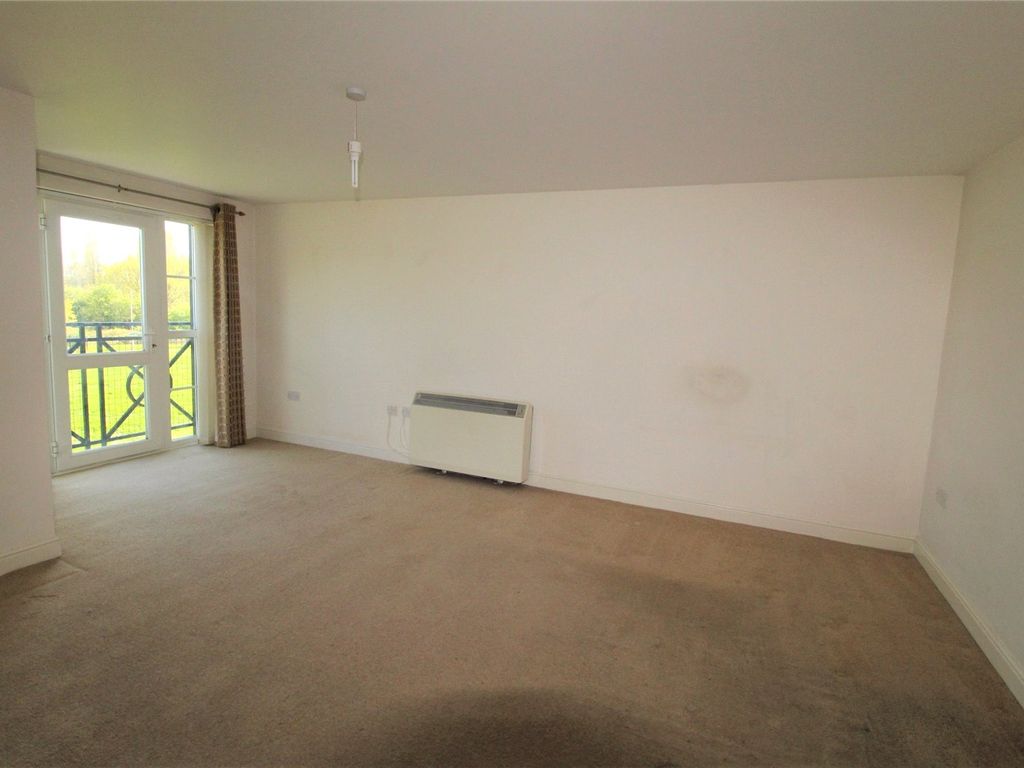2 bed flat for sale in Richard Hillary Close, Ashford, Kent TN24, £130,000